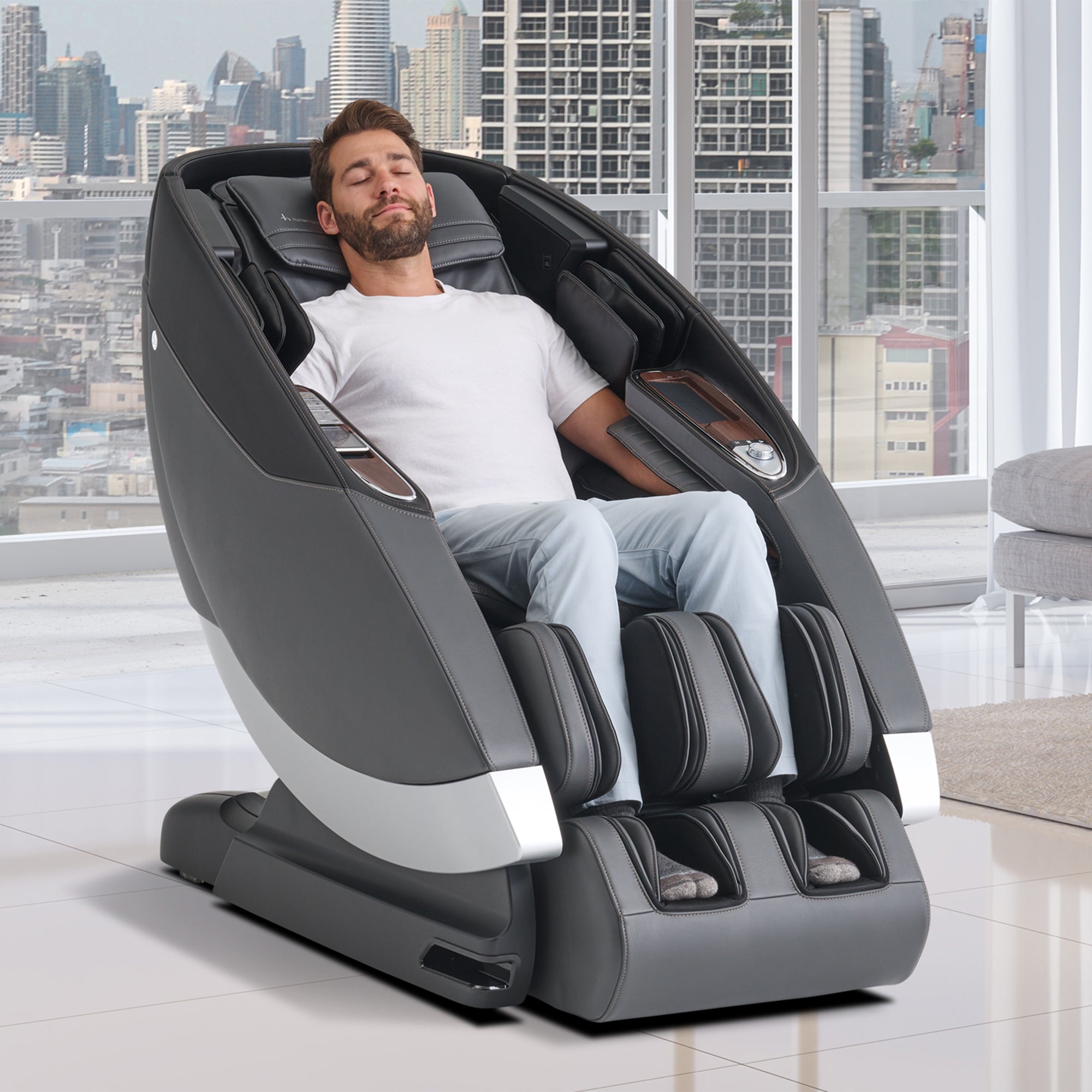 Man in Super Novo 2.0 Massage Chair